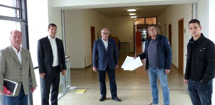 ber 1.500 Unterschriften bergaben (von rechts) Tim und Walter Hering an Landrat Dr. Peter Enders, der sie an die Struktur- und Genehmigungsdirektion (SGD) Nord weiterleitet. Mit dabei waren auch Ortsbrgermeister Maik Khler und Ulrich Merzhuser vom Brgerverein. (Foto: Kreisverwaltung Altenkirchen) 