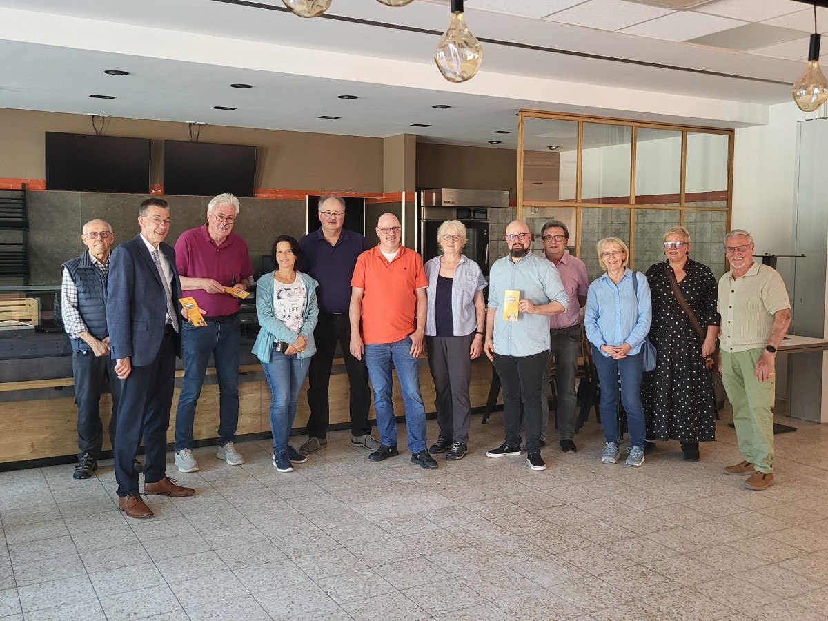 Eine Woche vor der Er�ffnung: Mitglieder der Fraktionen von CDU, B�ndnis 90/ die Gr�nen, BSW, FWG und FDP zeigen sich mit Eigent�mer Lars L�hmar beeindruckt von der Gestaltung und dem Konzept des "Tante Enso" Marktes in Oberbieber und der Gemeinschaftsleistung der Menschen im Stadtteil zur Sicherung der Nahversorgung. (Fotos: Martin Hahn)