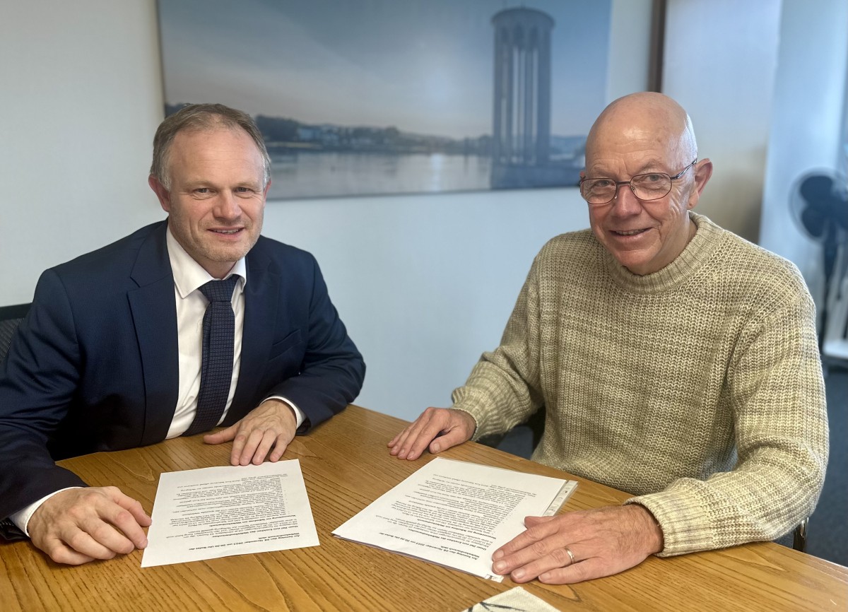Tanzschulinhaber Marc Daumas (rechts) hat Oberbürgermeister Jan Einig von seiner Teilnahme am Weltrekordversuch berichtet. Der Einig hat daraufhin gern zugestimmt, die Rolle des Juroren und Zeugen zu übernehmen. (Foto: Stadt Neuwied/Ulf Steffenfauseweh)