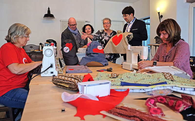 Beate Dietl (3.v.r.), stellv. Kreisvorsitzende der AWO, zeigt Brgermeister Michael Mang (rechts), Arno Jacobi, stellv. AWO-Kreisvorsitzender, und Sozialarbeiterin Zleyha Boz (3.v.l.) was die Frauen der AWO in vielen Stunden bereits genht haben. Foto: Stadt Neuwied