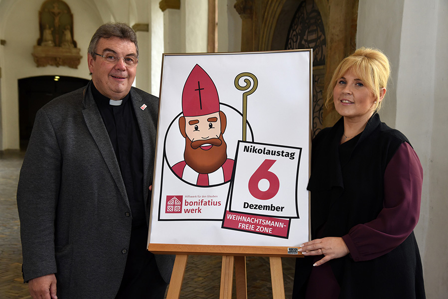 Maite Kelly und Monsignore Georg Austen prsentieren das Logo zur Nikolausinitiative des Bonifatiuswerkes. Foto: Theresa Meier