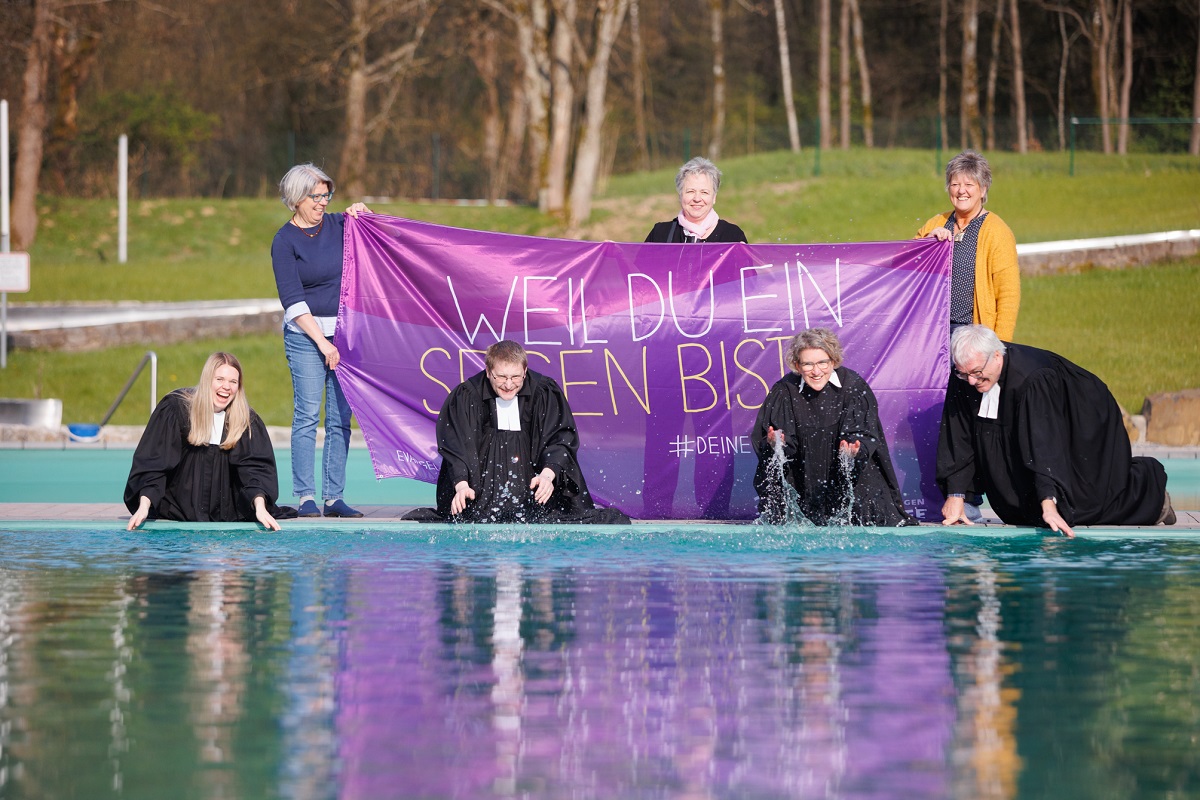 Haupt- und Ehrenamtliche der Kirchengemeinden freuen sich auf das groe Tauffest im Naturschwimmbad Linderhohl: Bettina Baden, Ursula Lubitz und Margit Chiera (hinten, v. l.) sowie die Pfarrerinnen und Pfarrer Lisa Tumma, Carsten Schmitt, Monika Christ und Markus Fehlhaber (vorne, v. l.). (Foto: privat)
