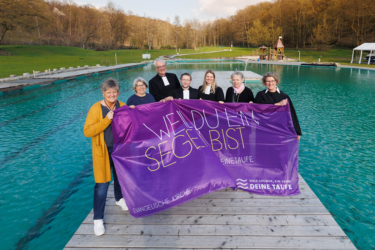 Kirchengemeinden feiern großes Tauffest im Naturschwimmbad