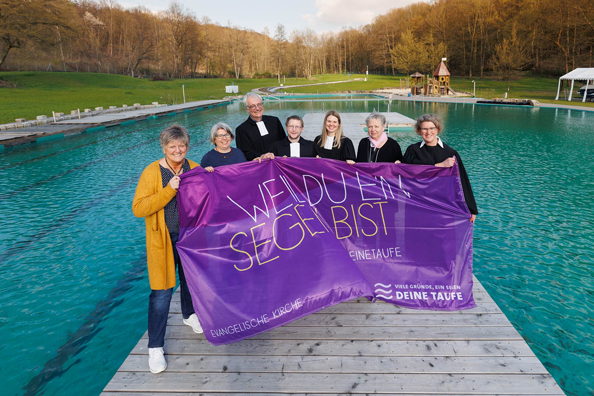 Kirchengemeinden feiern groes Tauffest im Naturschwimmbad