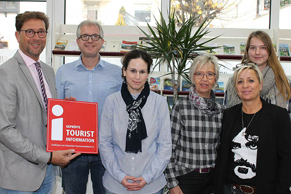 Das Team der Tourist-Info: Detlef Odenkirchen, Leiter der Abteilung Strukturentwicklung und Tourismusfrderung der Verbandsgemeinde Bad Hnningen und die Mitarbeiter Thorsten Mintgen, Stephanie Heck, Ursula Zimmermann, Svenja Arndt und Kerstin Spitzley (von links). Foto: Tourist-Info Bad Hnningen