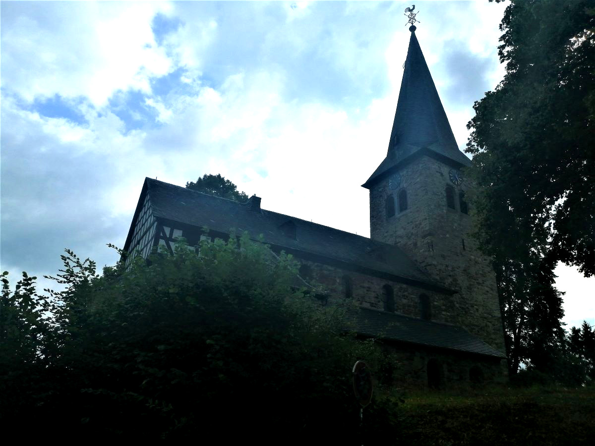 Die romanische Basilika in Mehren bildet den Mittelpunkt der Denkmalzone im Ortskern der kleinen Gemeinde. (Foto: vh)
