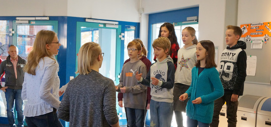 Zur Begrung am Tag der offenen Tr an der IGS Hamm sangen einige Schlerinnen und Schler des Wahlpflichtfachs Franzsisch aus der Klassenstufe 6 Je veux von Zaz. (Foto: IGS/Diana Hedwig)
