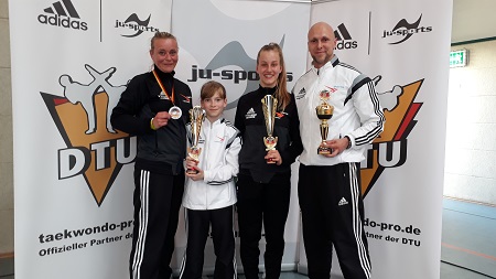 Trainer Eugen Kiefer reiste in dieser Altersklasse mit zwei Sportlerinnen an, die beide den Titel holten. (Foto: SPORTING Taekwondo)