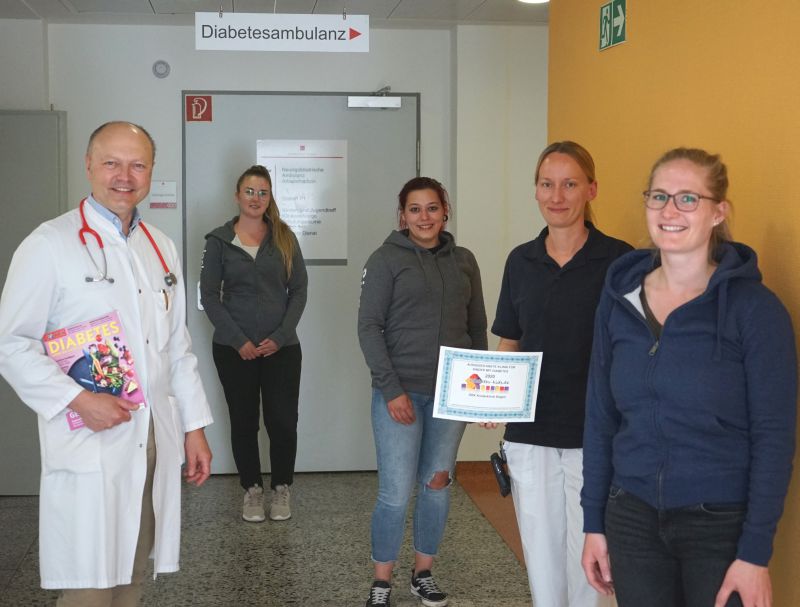 Chefarzt Dr. Gebhard Buchal mit einem Teil seines Teams der Diabetesambulanz. Fotos: DRK-Kinderklinik Siegen