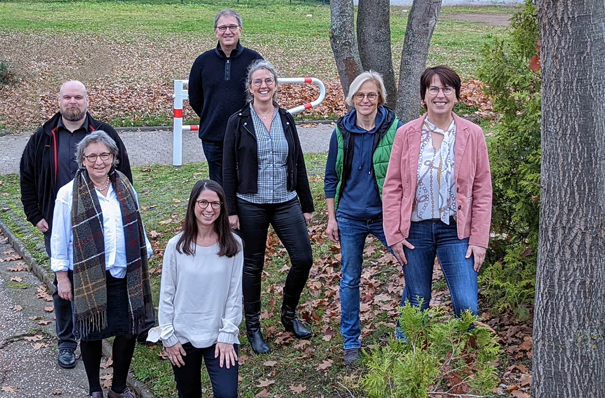 Von links: Florian Metzler, der Leiter des Rheinischen Bildungszentrums, Elisabeth Becker-Kalapis, die Fachlehrerin Kerstin Gast, PD Dr. Gtz Lutterbey, Petra Marsula, die stellvertretende Schulleiterin, sowie die beiden Fachlehrerinnen Dr. Bianca Knig und Stefanie Gebauer. Foto: privat