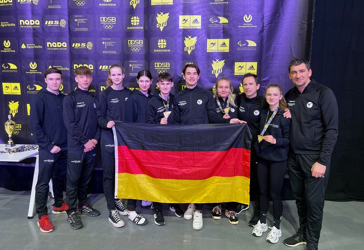 Das erfolgreiche Team von Taekwondo Axel Mller e. V. mit den Coaches Axel Mller (rechts) und Manuel Htel (3.v.r.). (Foto: privat)