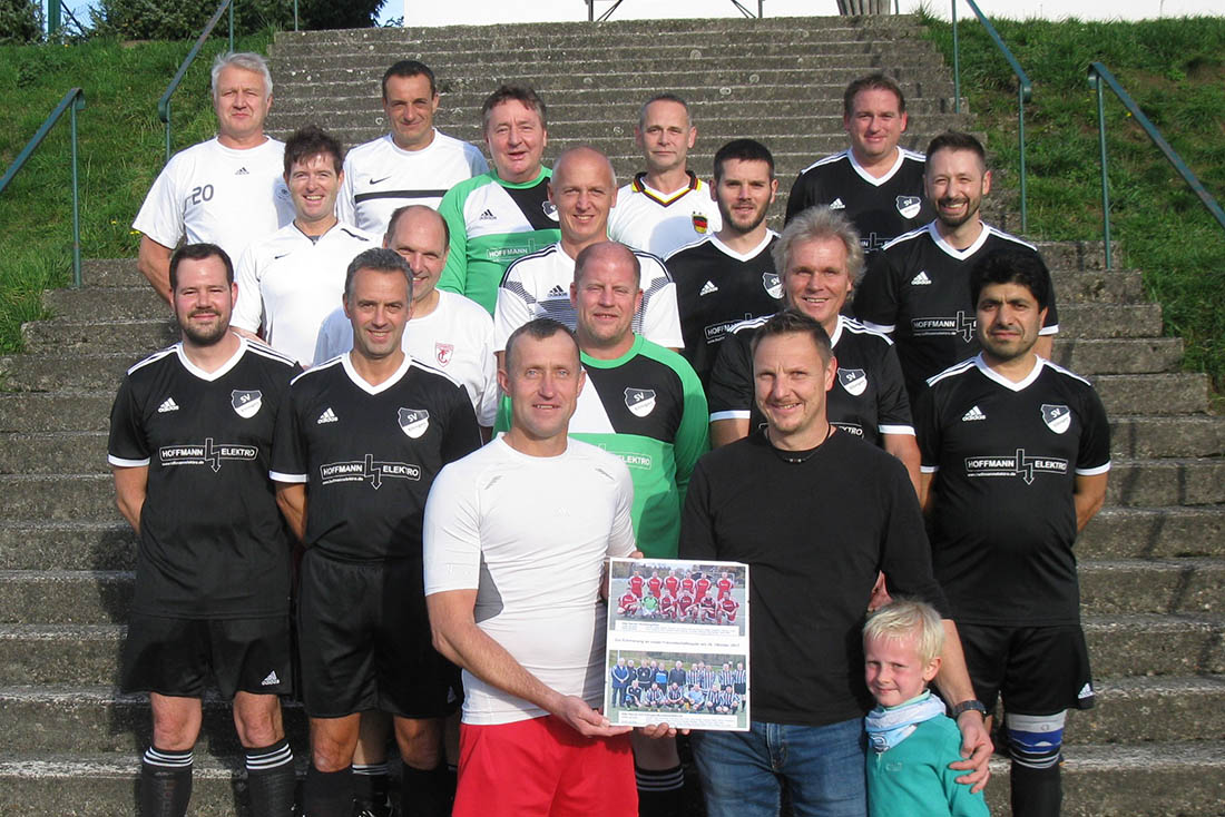 Vor Spielbeginn berreichte Vorstandsmitglied Olaf Keller (vorne rechts) eine Fotosammlung zum letztjhrigen Treffen beider Teams an den Homberger Teamchef Thomas Lukes. Foto: Verein