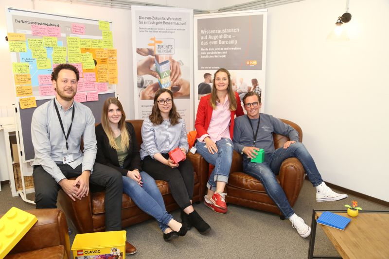 Treffen in der Zukunftswerkstatt der EVM: das Team des Innovationsmanagements, bestehend aus Ulrich Pingel, Sarah Hermes, Lisa Kahl, Marion Sicilia und Christian Jochemich. Foto: Vanessa John/EVM