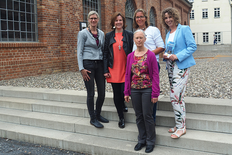 Von links: Steffi Zurmhlen, Geschftsfhrerin Sayner Htte, Kornelia Laubach, Cornelia Biegel, Nadine De Bock, unten: Edda Perske. Foto: Stadt Bendorf