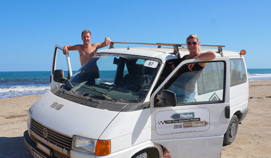 Lisa Sauren und Andreas Salz gehen mit ihrem VW-Bus an den Start zur Rallye Knights of the Island - zu Gunsten der Freunde der Kinderkrebshilfe Gieleroth. (Foto: privat)  