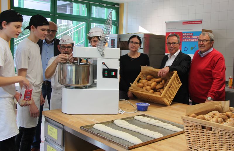 Praxistest der neuen Knetmaschine im Beisein von WFG-Geschftsfhrer Wilfried Noll (zweiter von rechts) und Joachim Dell, Schulleiter der BBS Westerburg (dritter von links). Foto: WFG