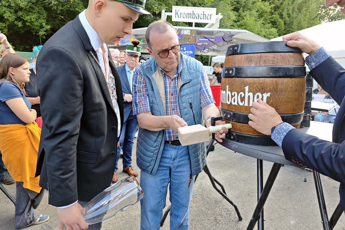Der Fassanstich gelang nach anfnglichen Schierigkeiten (Bilder: kk)