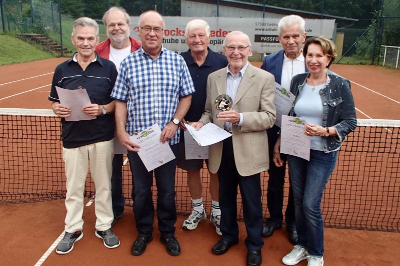 Die bei der Ehrung anwesenden Tennispioniere von Gebhardshain v.l. Inge und Hans Georg Brass, Gebhard Hoffmann, Bernd Rosenthal, Hans Martin Lindlohr, Peter Pltz und Rudolf Nilius Foto: Verein