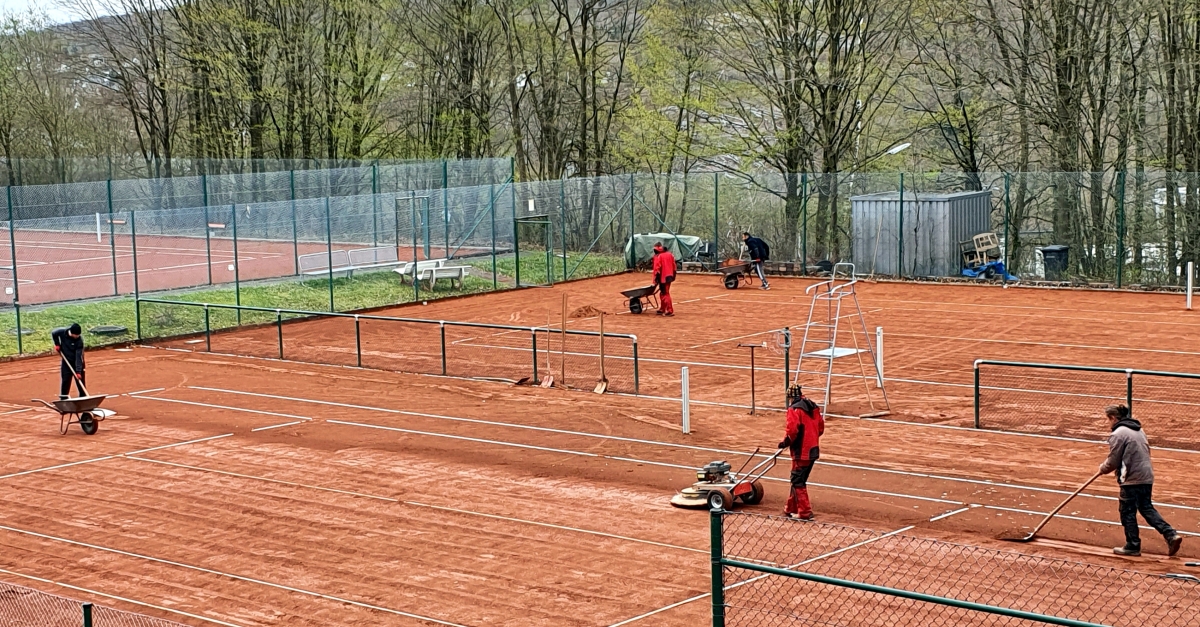 Die Tennisabteilung des VfL Kirchen putzte ihre Anlage heraus. (Foto: Tennisverein Kirchen)