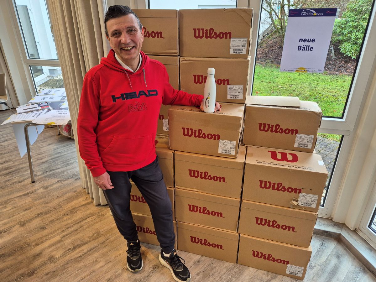 Es kann losgehen. Noch sind die 2180 B�lle, die f�r das Turnier ben�tigt werden, in Kartons verpackt. Schon pr�sentieren kann Razwan Mihai eine Trinkflasche, die der Titelsponsor jeder einzelnen Spielerin schenkt. (Foto: vh)