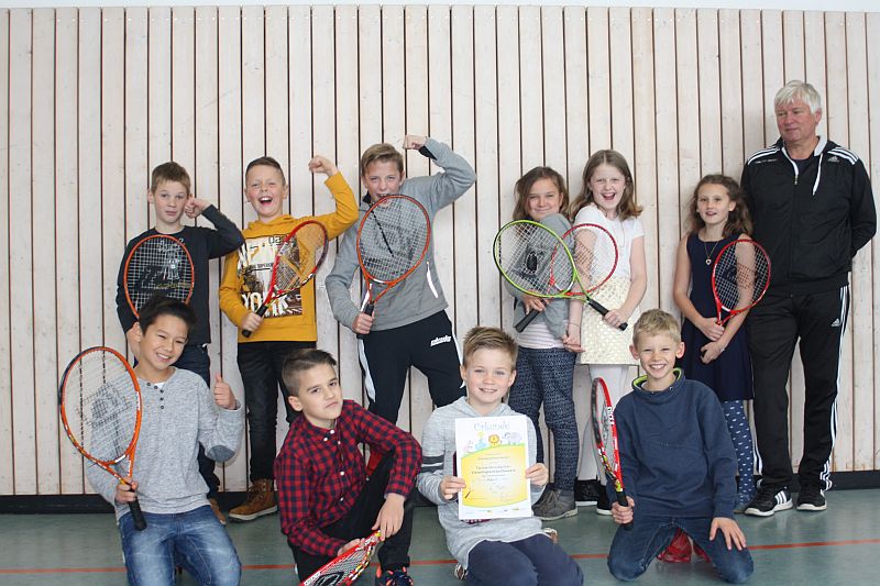 Tennisspieler der Gutenberg-Schule Dierdorf mit Sport-Lehrer Jacek Krolikiewicz. Foto: privat