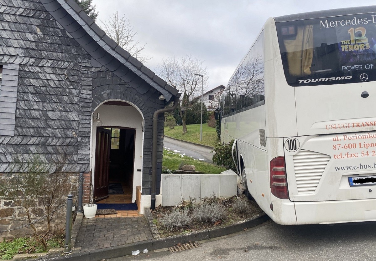 Regelrecht verkeilt hat sich der Tourbus der 12 Tenre in der Wste in Elkhausen. (Fotos: KathaBe)
