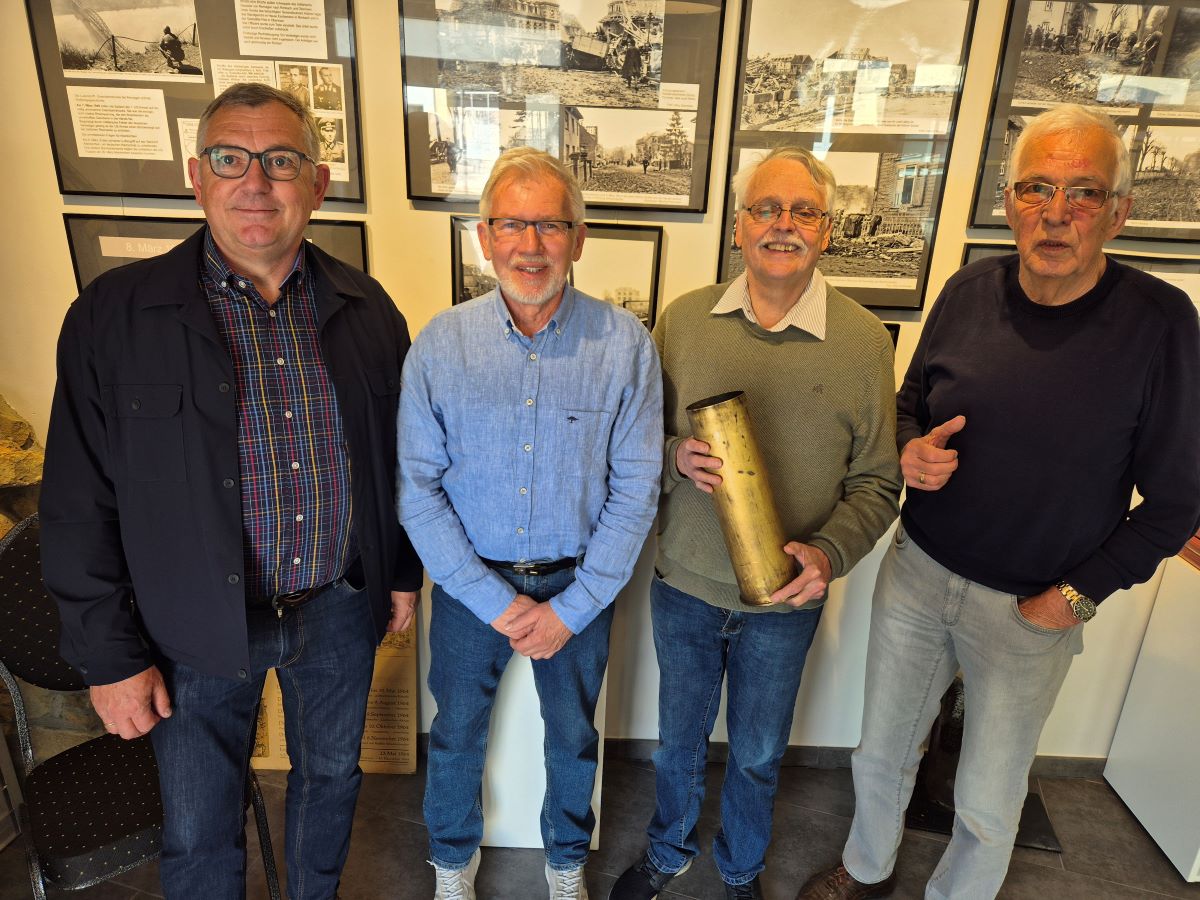 Sie erffneten die Ausstellung (von links): Stadtbrgermeister Ralf Lindenptz, Uli Stope, Horst Pitsch (hlt die US-amerikanische Kartusche in Hnden) und Wolfgang Becker als stellvertretender Vorsitzender des Frdervereins. (Foto: vh)