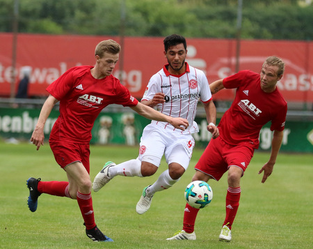 Am Freitag, 6. Juli, kommt es auf dem Rasenplatz in Nentershausen wie im Vorjahr zum Duell zwischen den Sportfreunden Eisbachtal und Bundesligist Fortuna Dsseldorf, wie in dieser Szene zwischen den Eisbren Robin Noppe (links) und Jannik Ernet (rechts) sowie Fortunas zkan Yildirim (Mitte). (Foto: SF Eisbachtal)