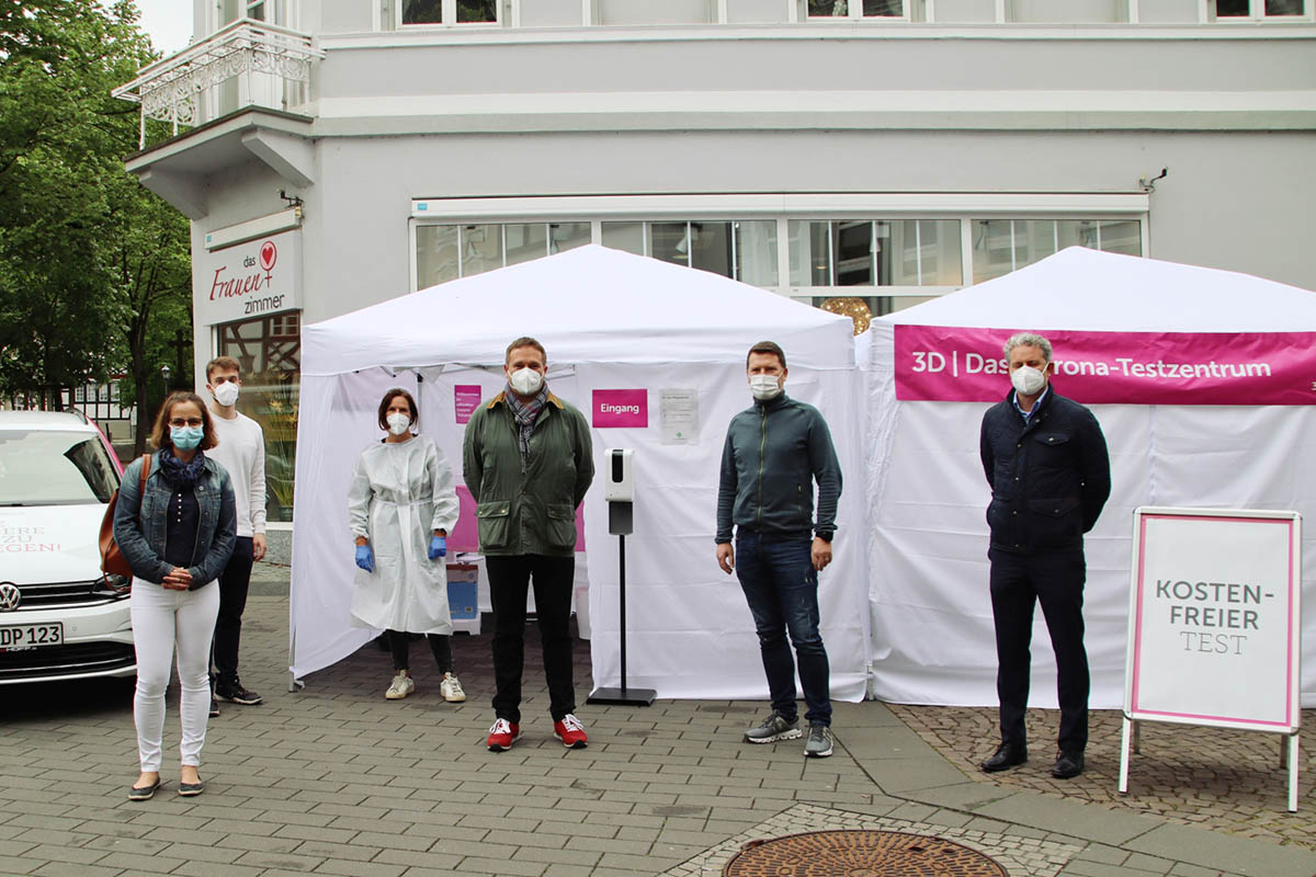 Am Erffnungstag im Testzentrum am Bad Honnefer Markplatz  von links getestet: Nadine Batzella (Fachdienstleisterin Soziales und Asyl), vom Testzentrum: Dominique Mller und Yvette Zens, Erster Beigeordneter Holger Heuser, Axel Schmidt (Intersport Sport- und Freizeitmoden GmbH) und Jens Budde (Geschftsfhrer 3D-Der Pflegedienst). Foto: Stadt Bad Honnef