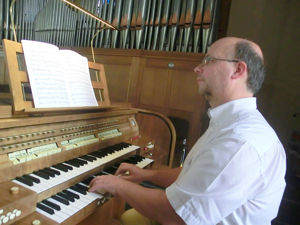 Unter der Leitung von Seelsorgebereichsmusiker Thorsten M. Schmehr musizieren die Vereinigten Kirchenchre Altenkirchen und Beul sowie Gesangssolisten. (Foto: privat)