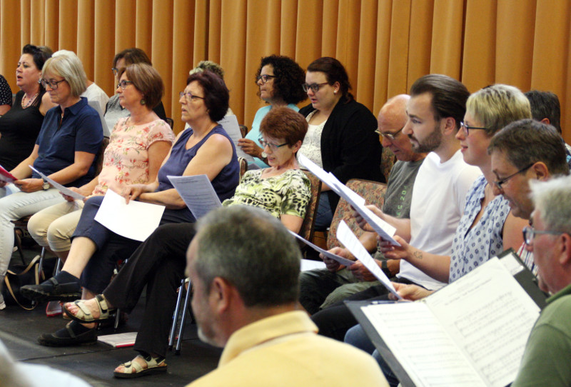 Unter der Leitung von Wolfgang Fink studieren derzeit rund 65 Snger aus Thalhausen, Rscheid und Meinborn das neue Raiffeisen-Musical ein. Foto: Raiffeisenbank Neustadt
