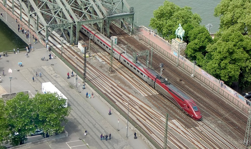 Ein Thalys fhrt ber die Hohenzollernbrcke in Kln (Foto: Efes Kitap/Pixabay)