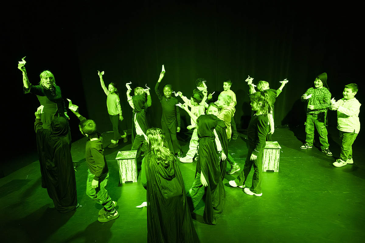 Kinder der Sonnenlandschule erleben Theaterabenteuer im JUSCH