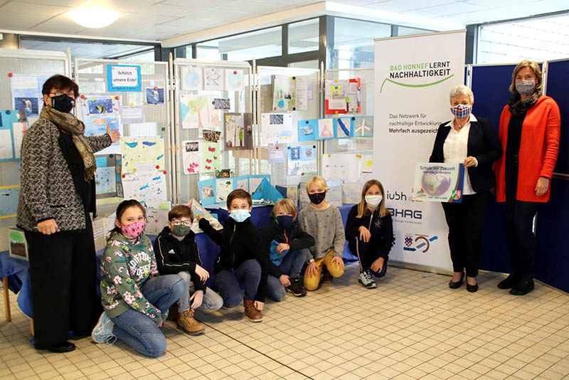 Die Umweltausstellung der Viertklsslerinnen und Viertklssler im Foyer der Theodor-Weinz-Grundschule. Foto: privat