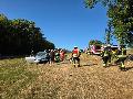 Schwerer Unfall auf Landwirtschaftsweg: Pkw prallt gegen Baum