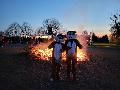 Hoppelnde Hasen am Osterfeuer in Birken-Honigsessen