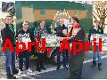 Aprilscherz: Historischer Moment: Oberwambachs "K�hlwagenWanderWeg" erh�lt Pilgerschild