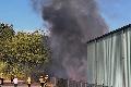 Lagergeb�ude brannte im Industriegebiet Horhausen: Angrenzende Vegetation war gef�hrdet