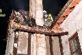 Nchtlicher Brand in Birken-Honigsessen: Feuerwehr muss Dachgiebel lschen