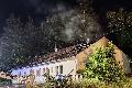 Dachstuhl in Flammen: Zwei L�schz�ge bek�mpfen n�chtliches Feuer