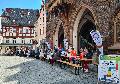 Wetterkapriolen beim "L�ngsten Tisch Montabaurs" - Ein Fest mit Hindernissen