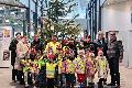 Kita-Kinder schmcken Weihnachtsbaum im Regio-Bahnhof Wissen