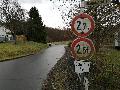 Wenn groe Linienbusse ber einen schmalen Feldweg fahren