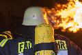 Brandstiftung: Holzstapel und Pferdeunterstand vorsätzlich in Brand gesetzt