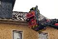 Brand in einem Wohn- und Gesch�ftshaus: Die Feuerwehr war mit zwei L�schz�gen vor Ort