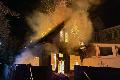 Brand in Nebengeb�ude: Feuerwehr K�nigswinter sichert angrenzende Wohnh�user
