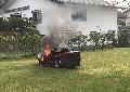 Feuerwehreinsatz: Aufsitzrasenmher gert in Brand