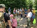 Gruppe von Jugendlichen war mit der F�rsterin rund um Kirchen im Wald unterwegs