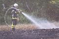 Kampf gegen die Flammen: Feuerwehr stoppt Gro�brand kurz vor dem Waldrand