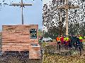 Ein neues Gipfelkreuz aus Westerw�lder Eiche ziert den Hebeberg